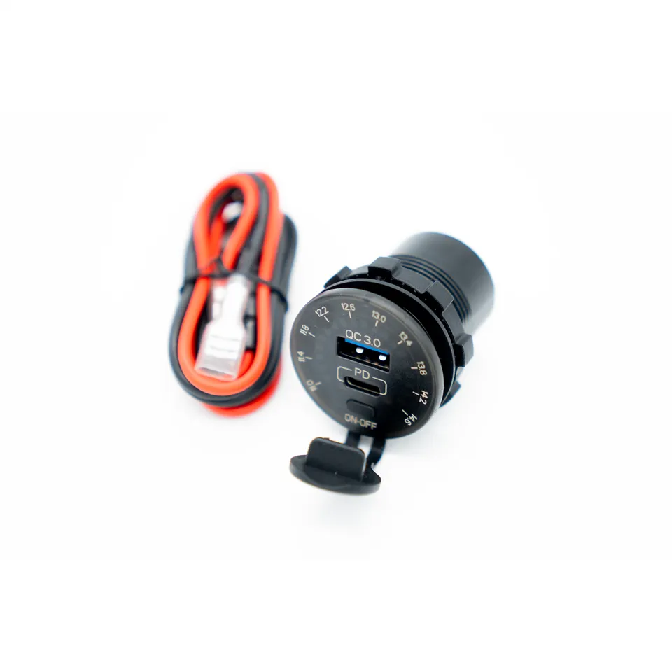 animalracing-zubeh-r-12v-dual-usb-c-usb-a-adapter-voltmeter image 1